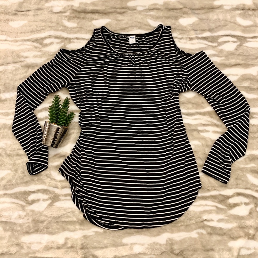 NWOT long sleeve cut out shoulder top M